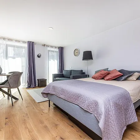 Nauji Apartamentai Su Terasa Tik 300 Metru Iki Juros Palangos Centre Smilciu Gatveje アパート パランガ